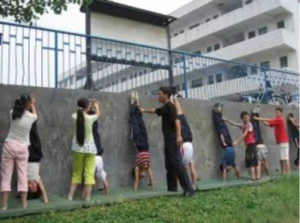 倒立的好处很多你能倒立吗,不会倒立的人怎么才能学会倒立呢