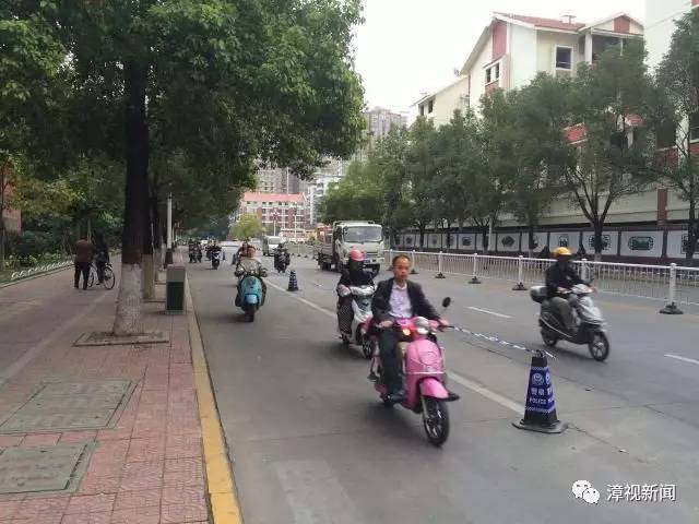 漳州人关注！看到街上的反光锥没？交警蜀黍又有新动作，小电驴你走对路了吗？