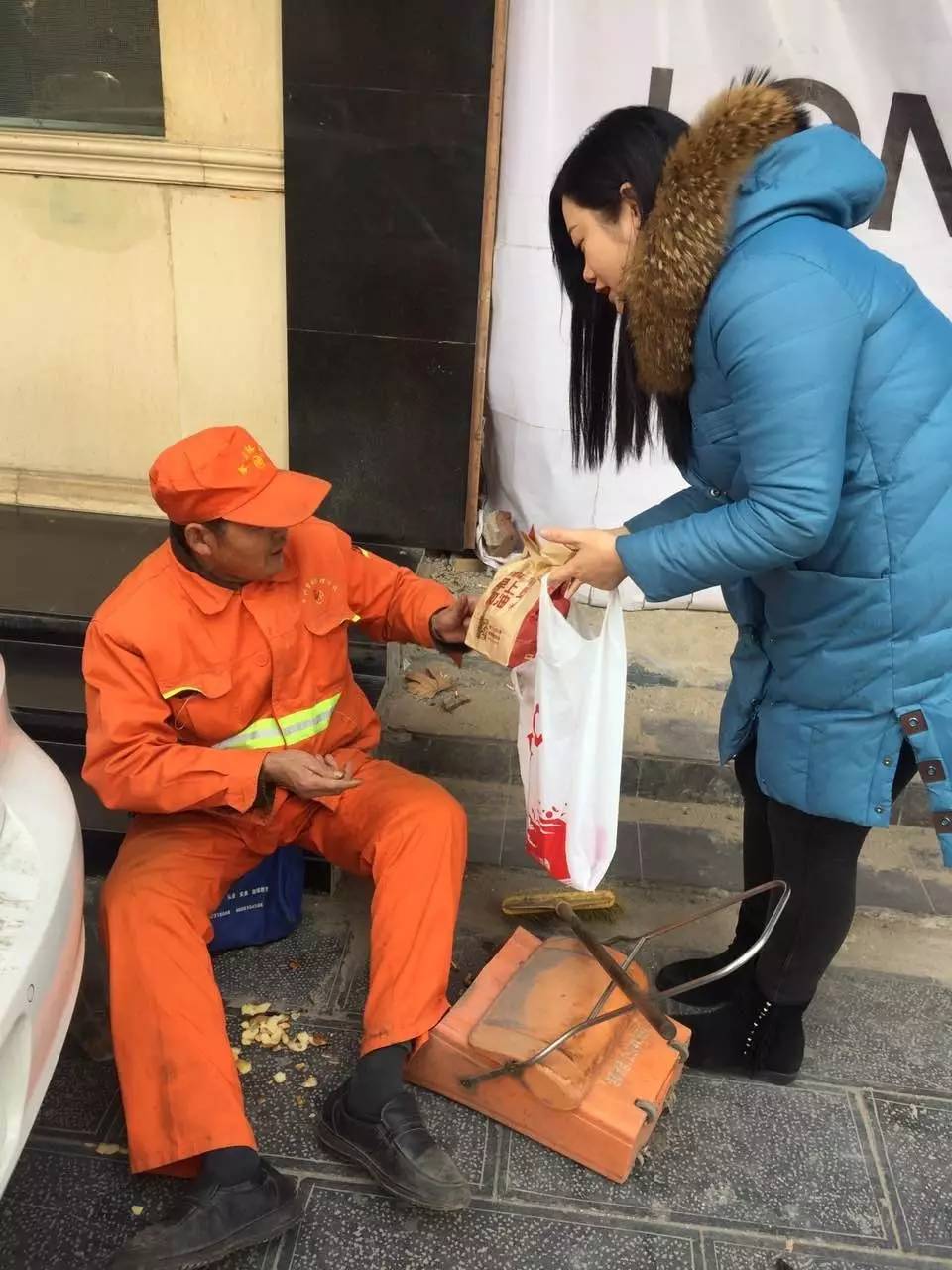 疯了！一群人在街上要钱，用了什么方法……竟拿到了这么多！