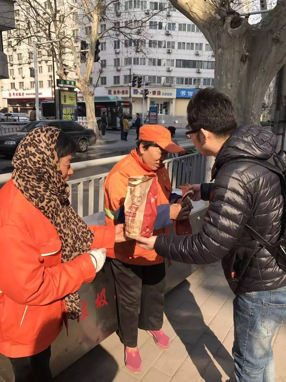 疯了！一群人在街上要钱，用了什么方法……竟拿到了这么多！