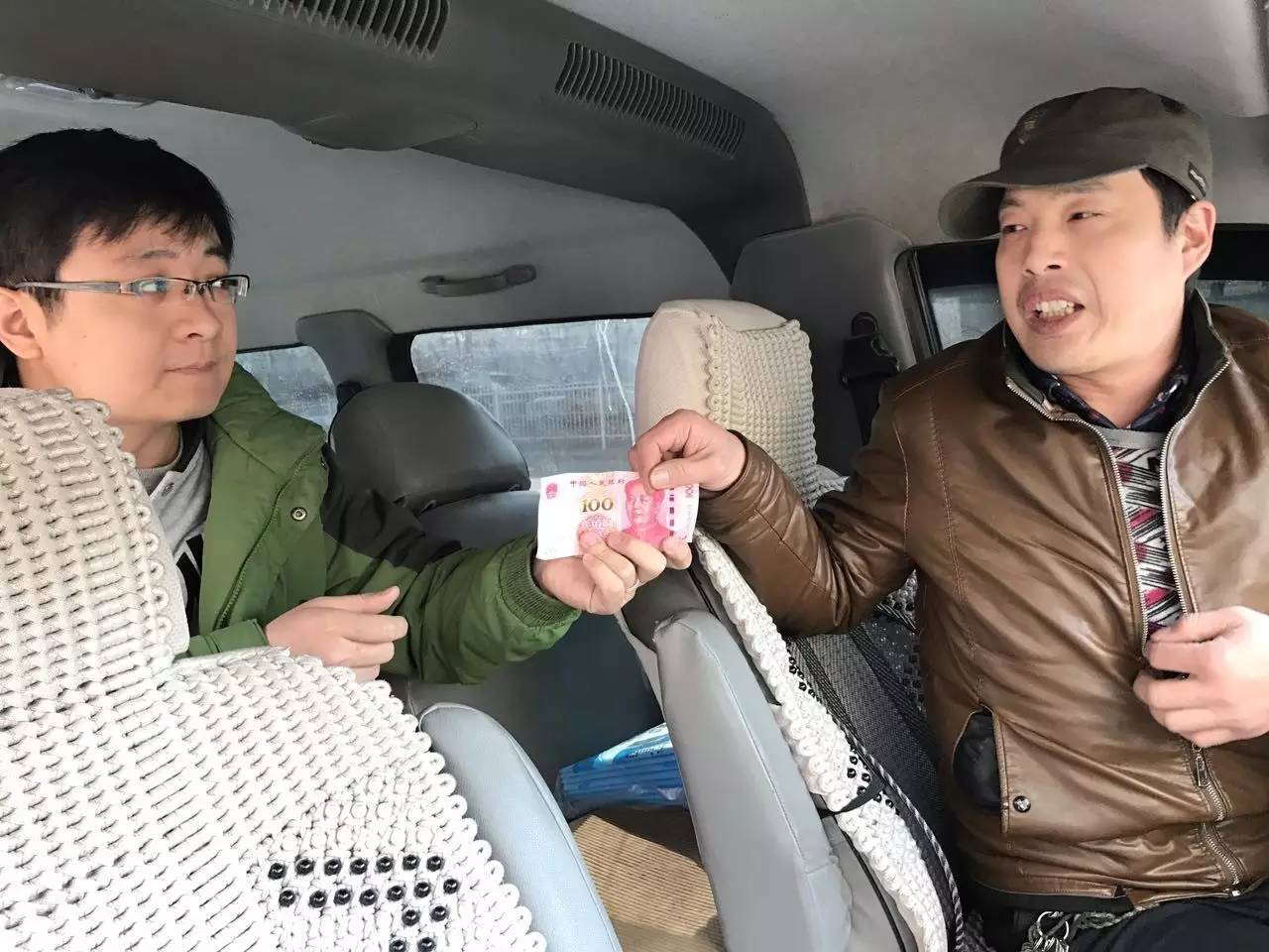 疯了！一群人在街上要钱，用了什么方法……竟拿到了这么多！