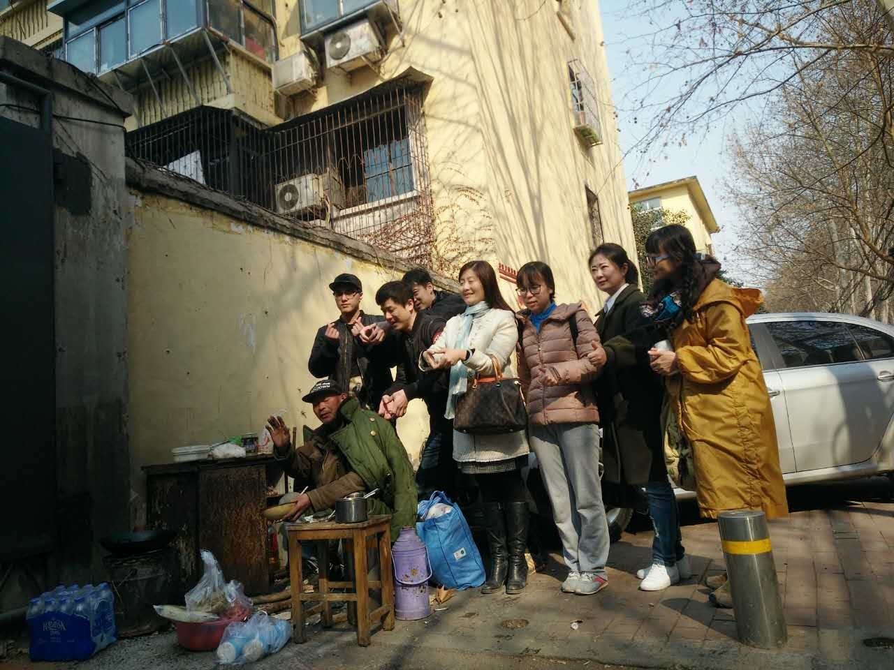 疯了！一群人在街上要钱，用了什么方法……竟拿到了这么多！