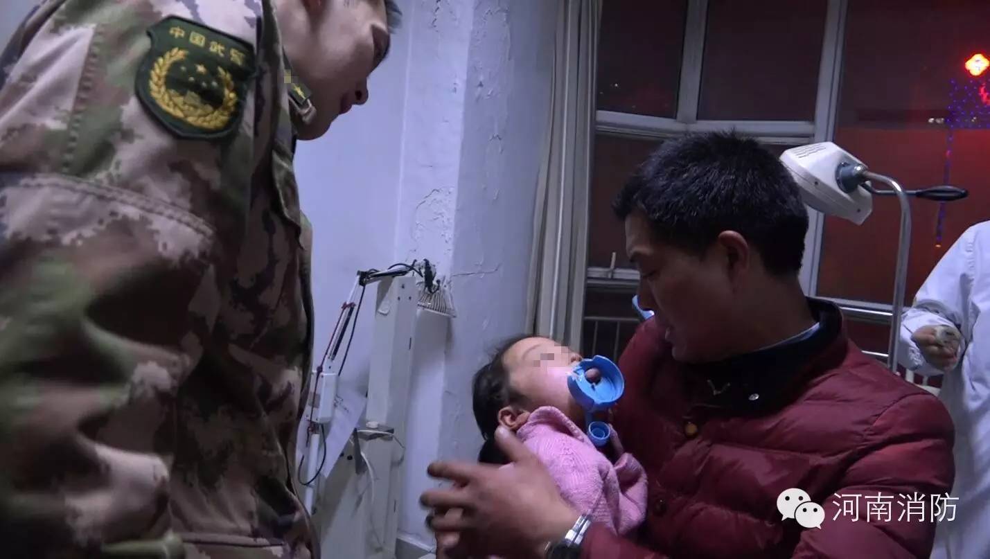 心疼，女童舌头被卡痛的哇哇大哭，只因喝水的时候做了这个动作！