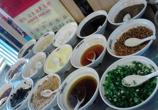 重庆解放碑苍蝇小馆子,重庆生意火爆的苍蝇面馆子