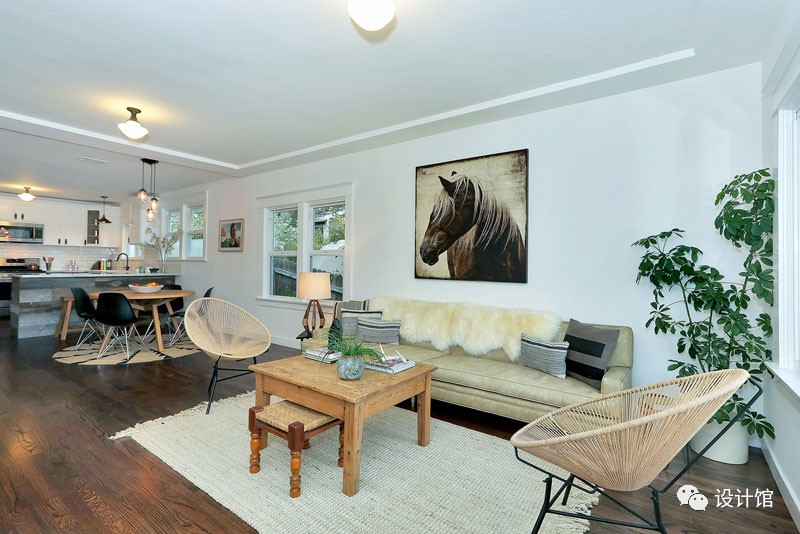 自建房与山融合,背靠石墙建房