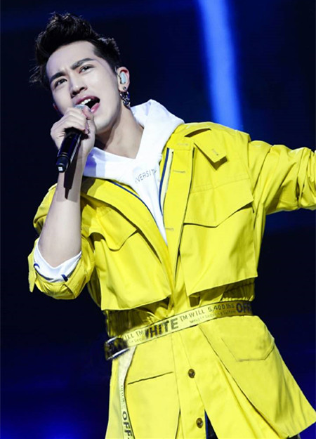 那些公认难穿的颜色，90后艺人许魏洲是怎么HOLD住的？