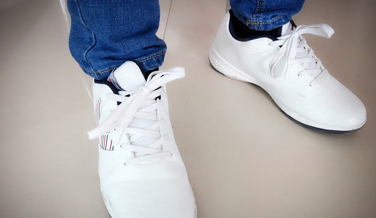 怎么不让鞋舌歪一边,鞋舌老是歪是脚什么问题