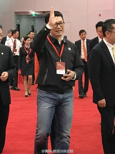 顺丰上市王卫敲钟视频,王卫带快递小哥敲钟