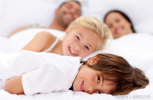 夫妻“爱爱”被孩子撞见该怎么办？做家长的都要关注啦！