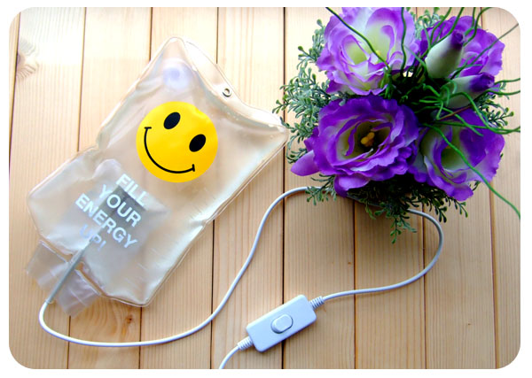 输液手背淤青是热敷还是冷敷,女生输液手背很多针眼和淤青图片