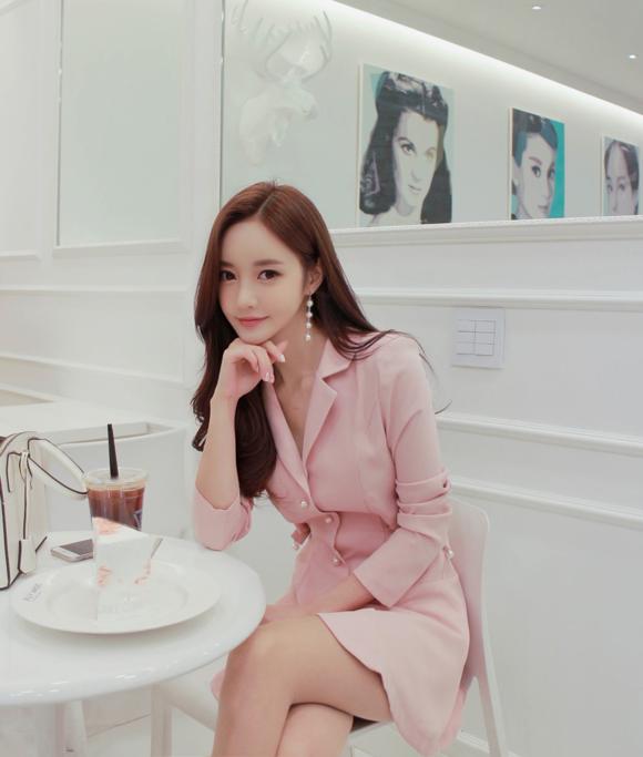 孙允珠粉红毛衣,孙允珠丝质露背连衣长裙