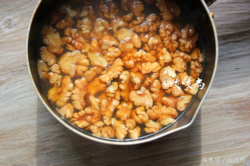 怎样去核桃皮渍,有没有快速去核桃皮的方法