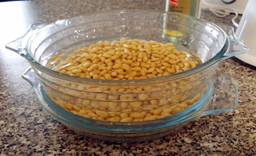 猪脚炖黄豆黄豆泡多久才软烂,黄豆怎么炖得软烂