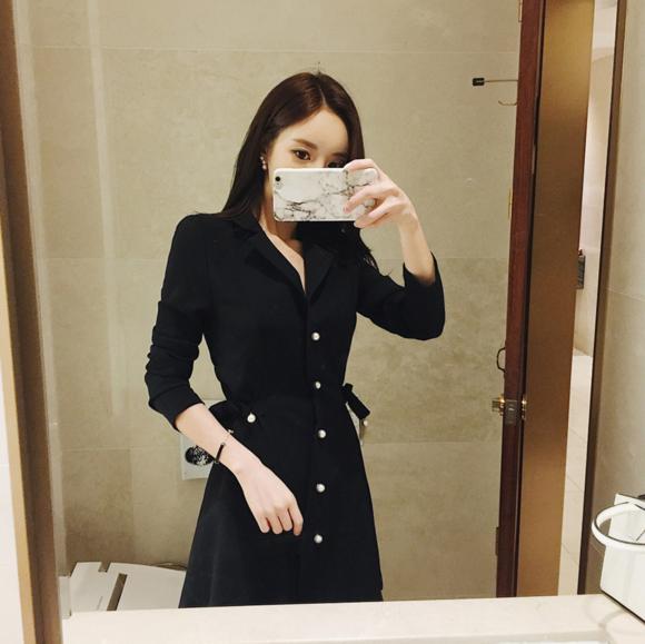 孙允珠粉红毛衣,孙允珠丝质露背连衣长裙