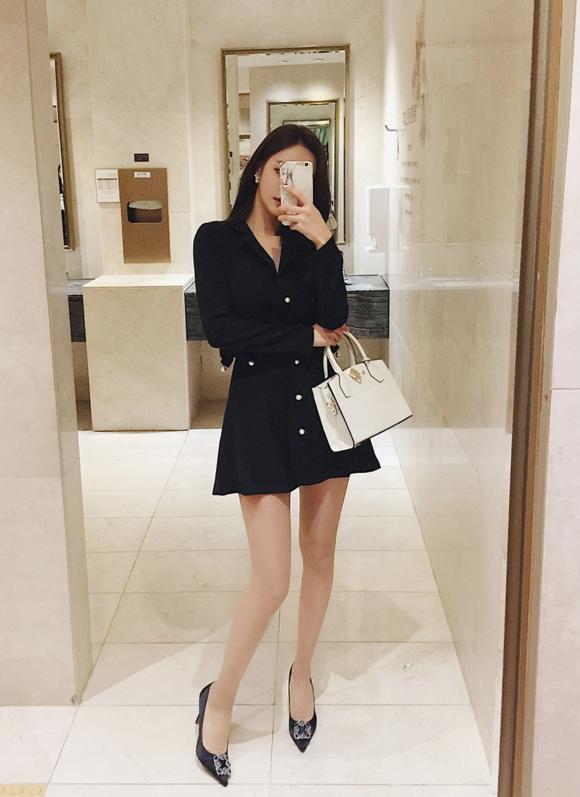 孙允珠粉红毛衣,孙允珠丝质露背连衣长裙