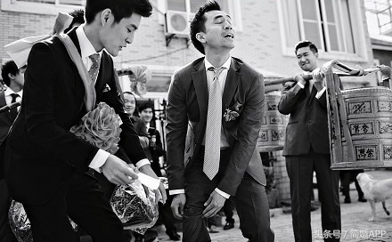 新郎接亲被伴娘堵门怎么办,新郎被伴娘团堵门过火