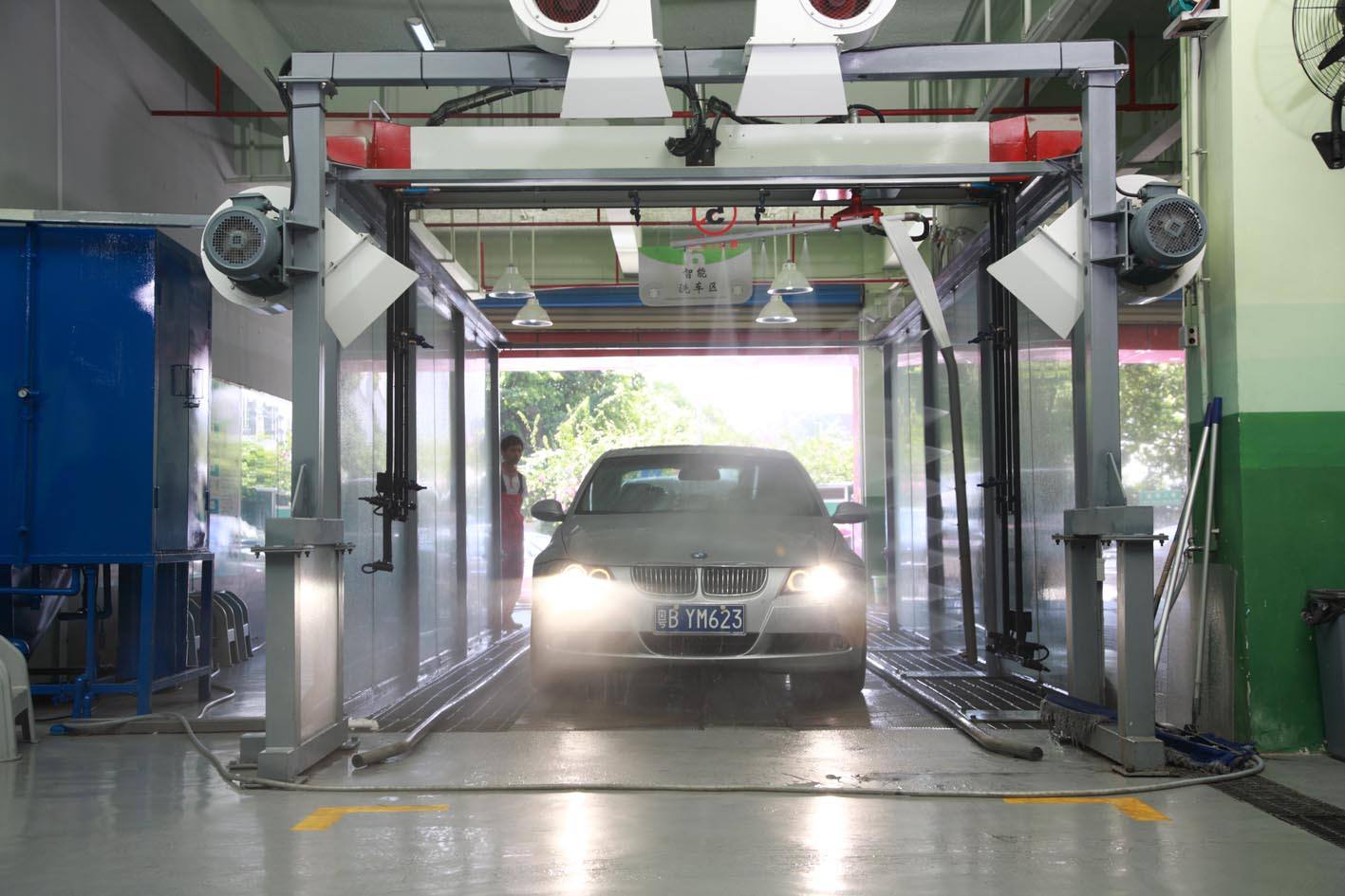 全自动无接触洗车机投资方案,一台全自动电脑洗车机价格多少钱