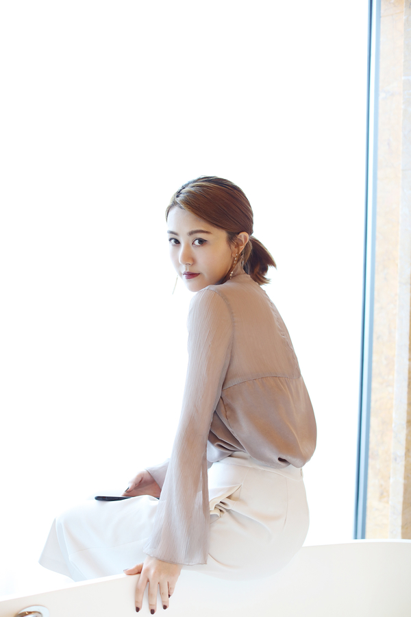 时尚洋气黑色雪纺上衣搭配直筒裤,白色雪纺裤裙搭配上衣