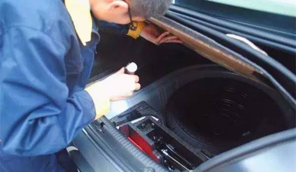 自动挡的车等红灯挂p挡还是n挡,自动挡车等红灯时应该挂什么挡