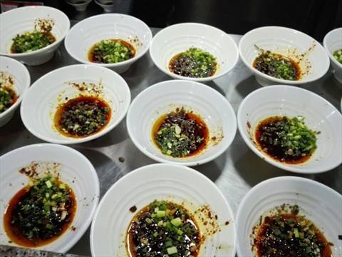 重庆解放碑苍蝇小馆子,重庆生意火爆的苍蝇面馆子