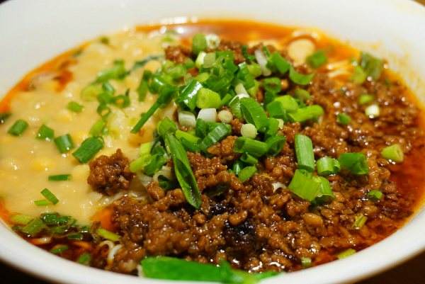 重庆解放碑苍蝇小馆子,重庆生意火爆的苍蝇面馆子