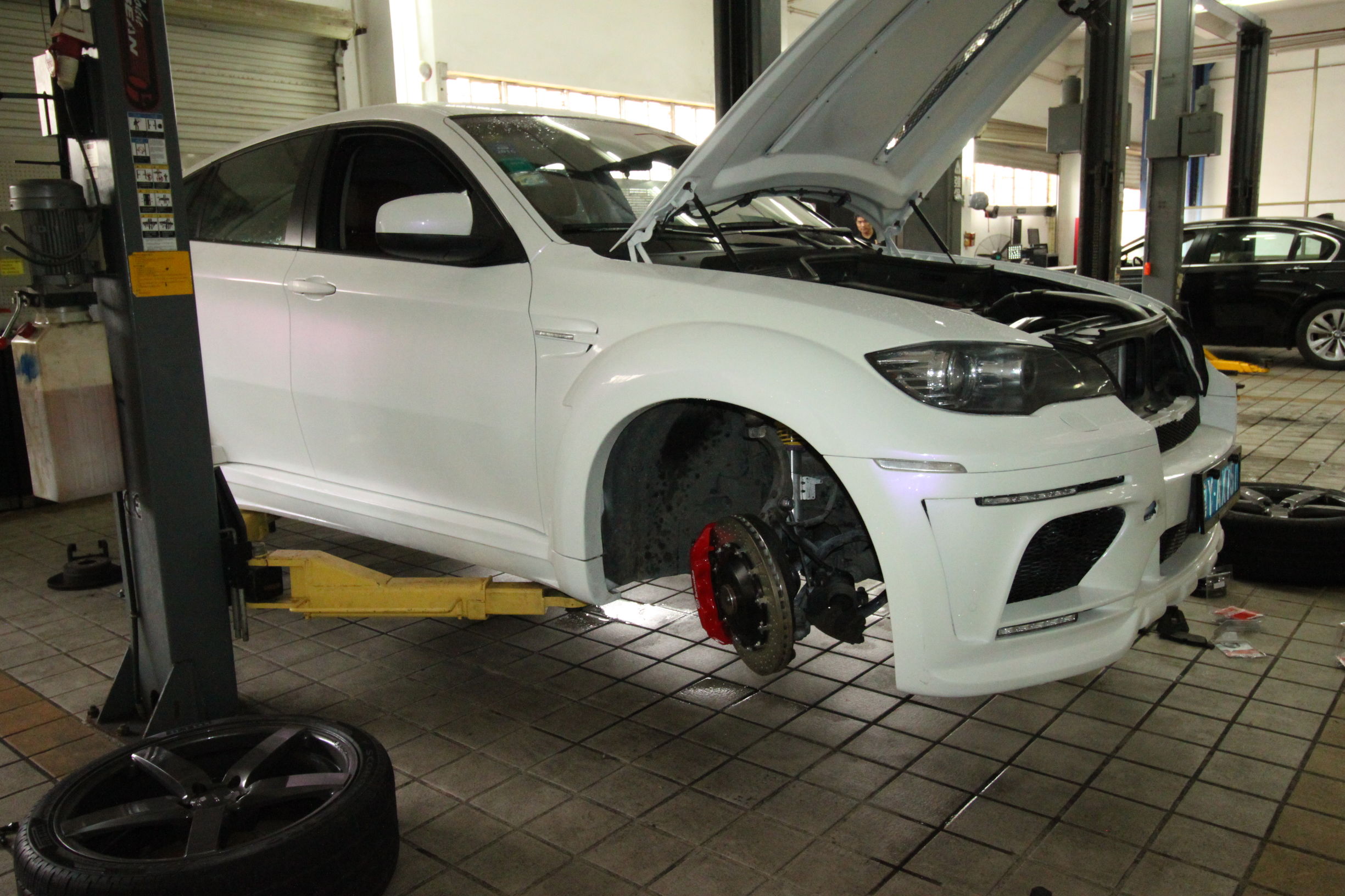 老款宝马x6改大灯和前后包围,宝马x6内外老改新改装案例