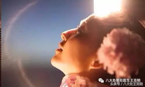 假体隆鼻透光怎么消除,假体隆鼻硅胶有可能立着吗