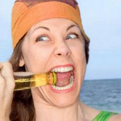 牙开瓶盖是怎样的风彩——潇洒不羁