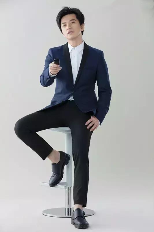 李健唱歌的变化,李健露脚踝