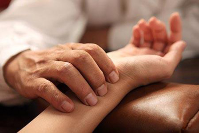 身上长小白点用什么药膏,身上长小白点是癌症早期信号