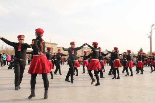 庆“三八”水兵舞展演，看“帅气”阿姨如何在广场圈粉！