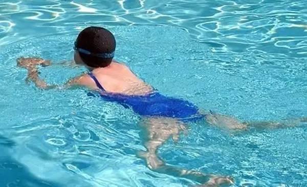 三月不减肥四月徒伤悲，不同泳姿决定不同身材，还不快学学！……