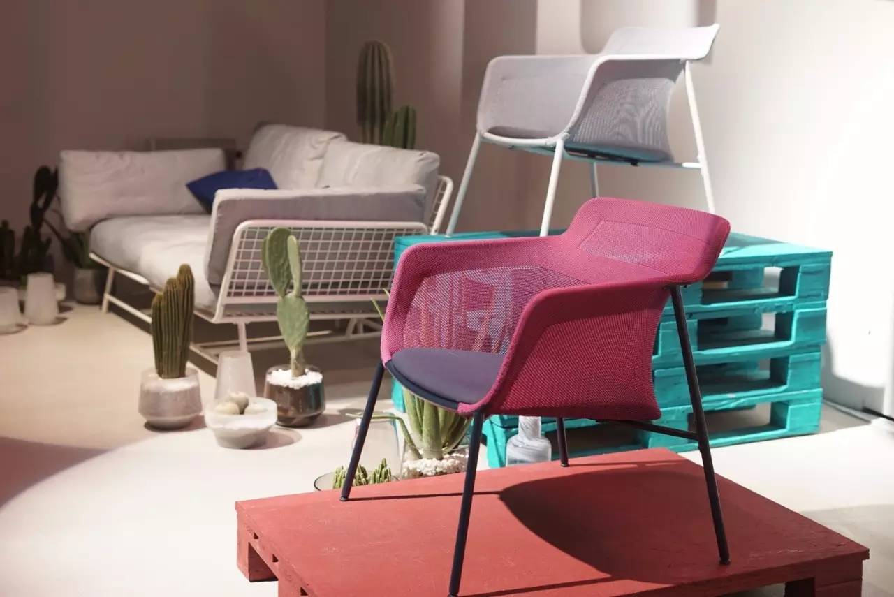 一口气推出了50多款PS新品，宜家彻底放飞了自我！挂到墙上的沙发、自动浇水的花盆……错过等3年