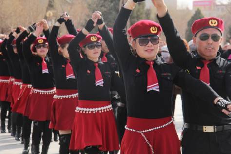 庆“三八”水兵舞展演，看“帅气”阿姨如何在广场圈粉！