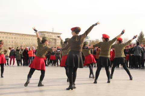 庆“三八”水兵舞展演，看“帅气”阿姨如何在广场圈粉！