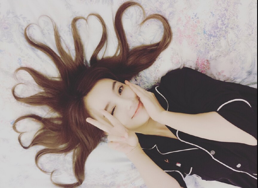 女星们的躺姿照：刘亦菲依然仙王珞丹自黑，周冬雨超放飞自我