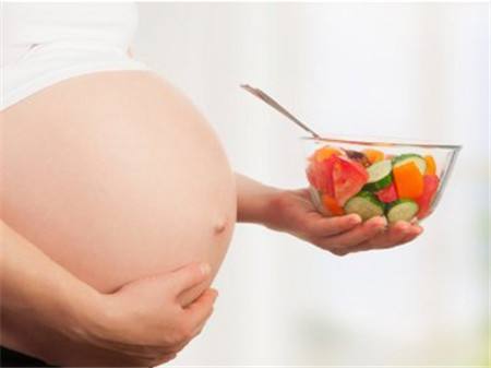 孕妈妈怀孕准爸爸孕吐,准爸妈在孕期关注什么事项