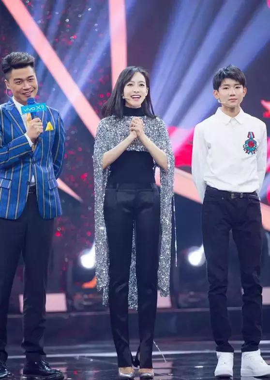 高跟鞋还是少穿吧，许多明星的高颜值，都毁在了一双脚上！