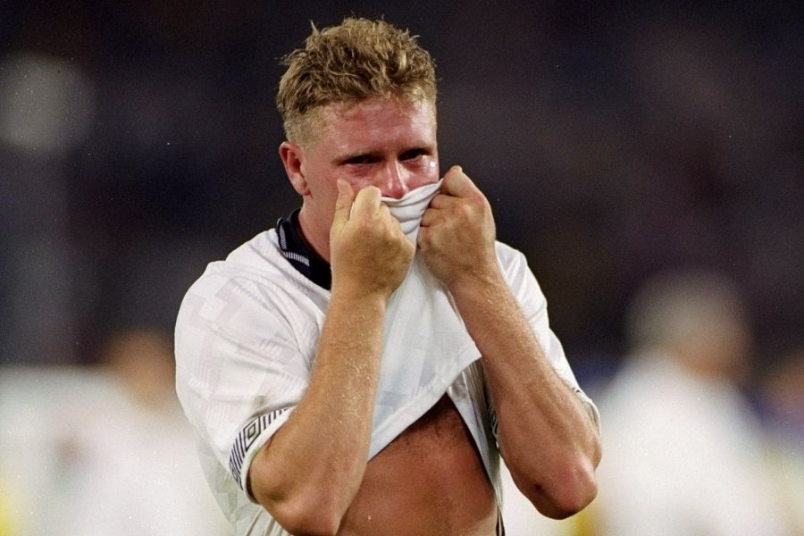 曾经的足坛领袖，酗酒后家暴成瘾打老婆打到累为止，如今抑郁成疾