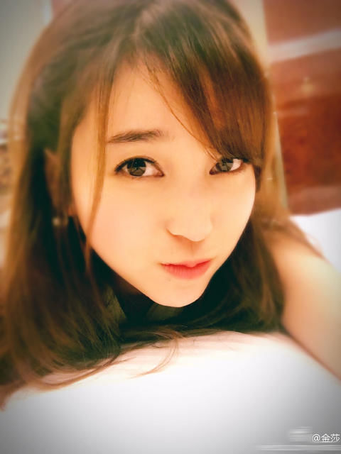 女星们的躺姿照：刘亦菲依然仙王珞丹自黑，周冬雨超放飞自我