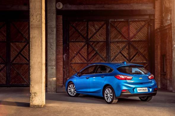 论操控性是suv好还是轿车好,二手科鲁兹两厢掀背最新用车感受