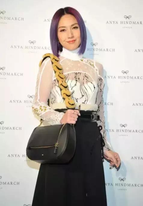 双肩包与斜背包哪种最实用,包治百病时尚百搭软包轻便不累肩