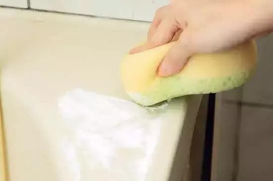 浴室玻璃水垢如何清除小苏打,洗澡间清洁小妙招