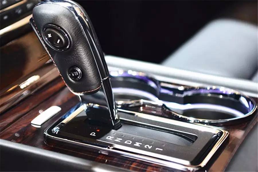 自动挡的车等红灯挂p挡还是n挡,自动挡车等红灯时应该挂什么挡