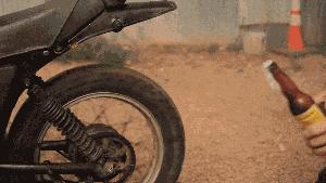 牙开瓶盖是怎样的风彩——潇洒不羁