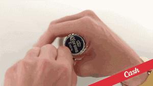 牙开瓶盖是怎样的风彩——潇洒不羁