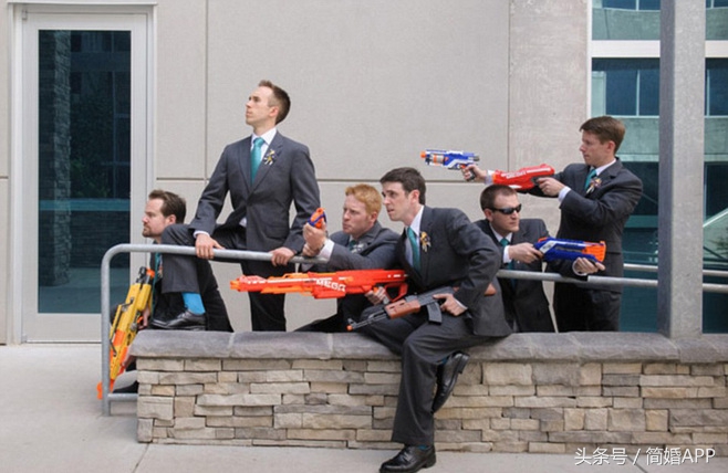 新郎接亲被伴娘堵门怎么办,新郎被伴娘团堵门过火