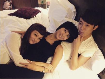 女星们的躺姿照：刘亦菲依然仙王珞丹自黑，周冬雨超放飞自我