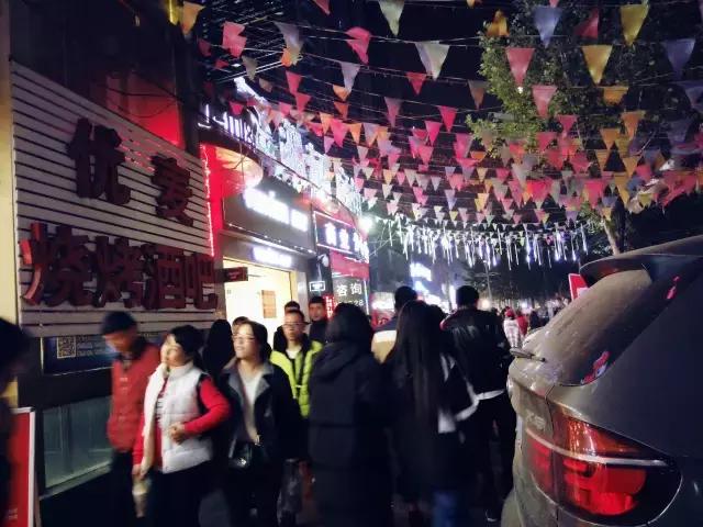 每一个与鱼化寨国际有染的人，都曾对这个小香港有难以言表的热忱