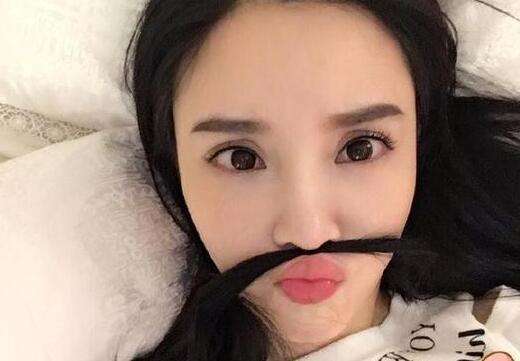 女星们的躺姿照：刘亦菲依然仙王珞丹自黑，周冬雨超放飞自我